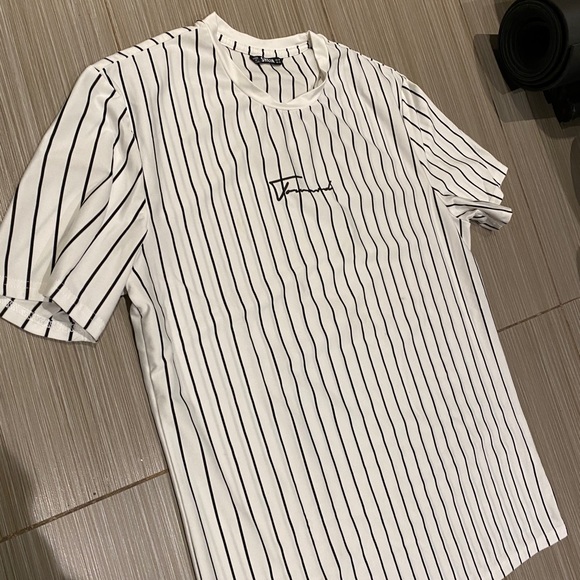 Simple SHEIN Tee - Picture 3 of 4